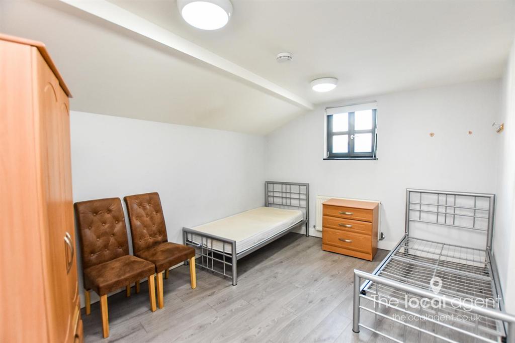 63 Dorking Road, Epsom 1 bed flat £800 pcm (£185 pw)