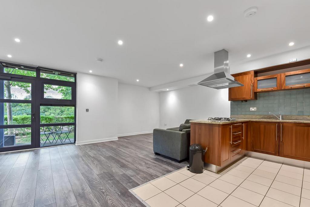 Whitelands Crescent, London 2 bed apartment for sale £535,000