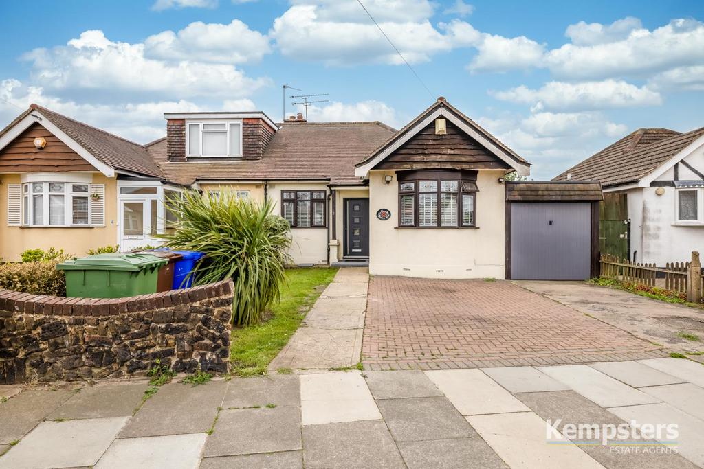 Buxton Road, Woodside, Grays 3 bed semidetached bungalow £425,000