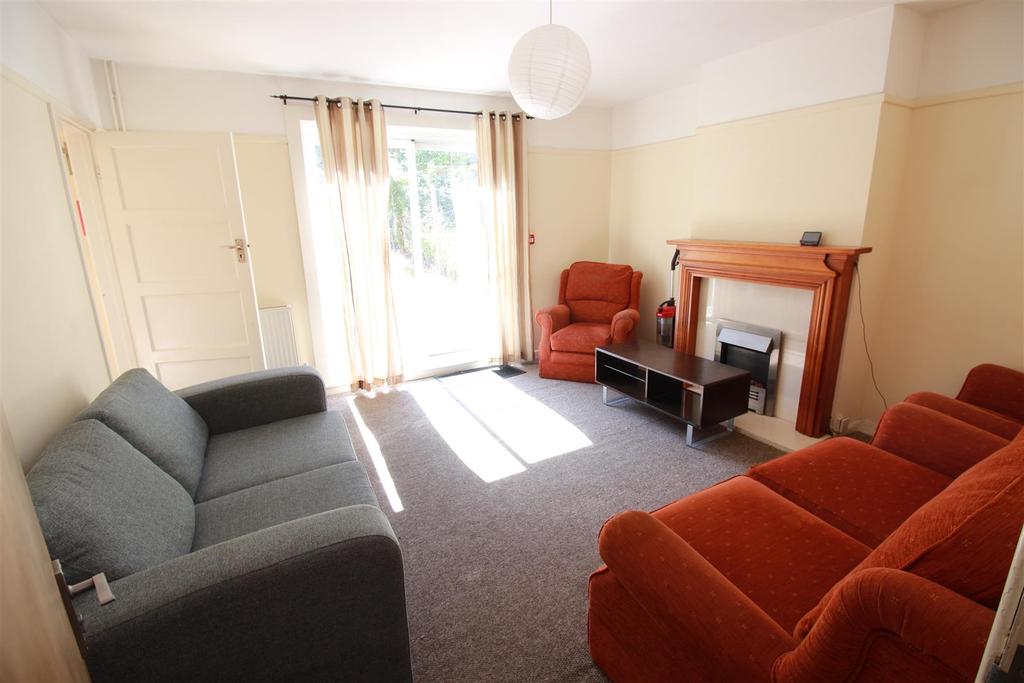 Keith Park Road, Uxbridge 6 bed semidetached house £2,418 pcm (£558 pw)