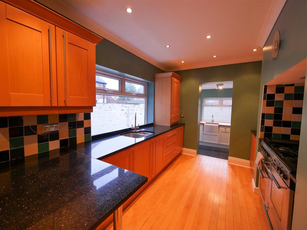 Kitchen/ Breakfast Room