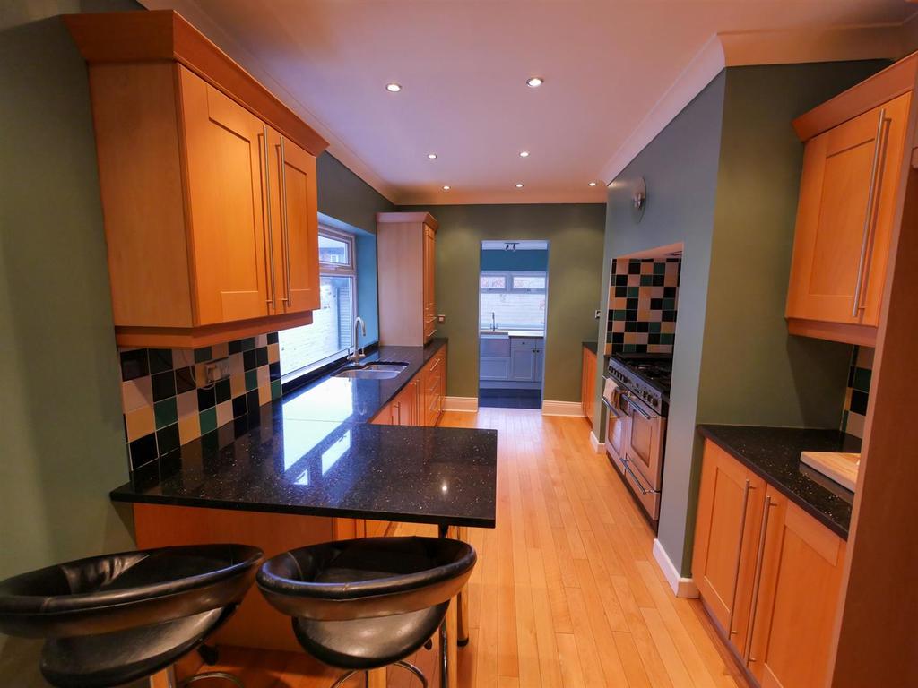 Kitchen/ Breakfast Room