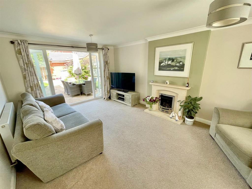 Curlew Drive, Cepen Park North... 4 bed detached house £450,000