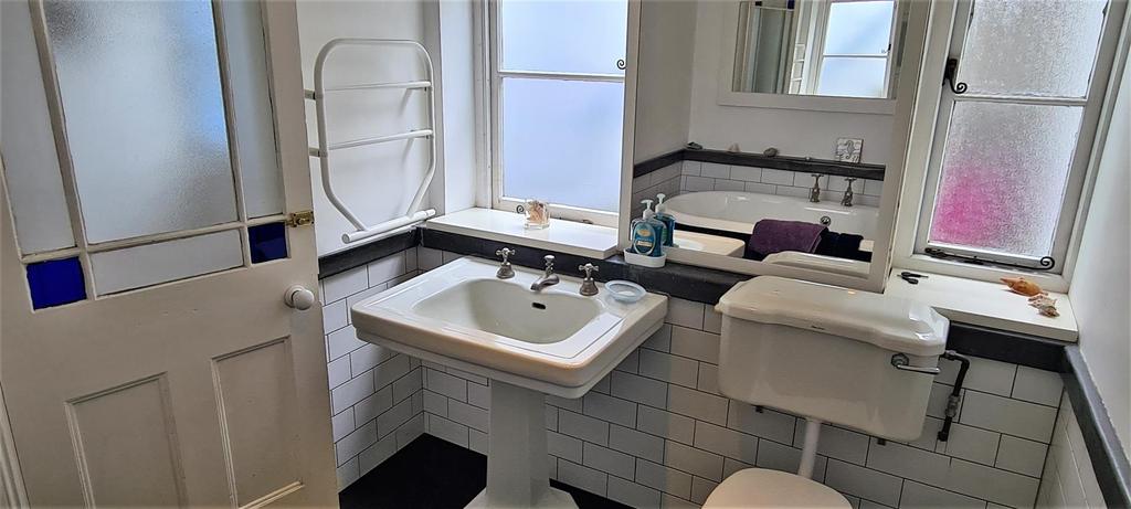 Bathroom (2).jpg