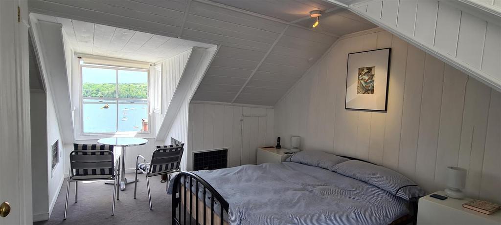 Attic room (2).jpg