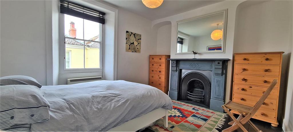 Front bedroom (2).jpg