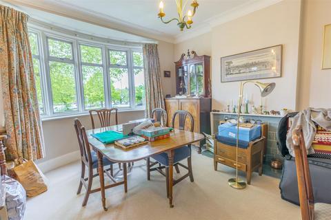 32 Wollaton Vale, Wollaton, Nottingham, NG8 2NR