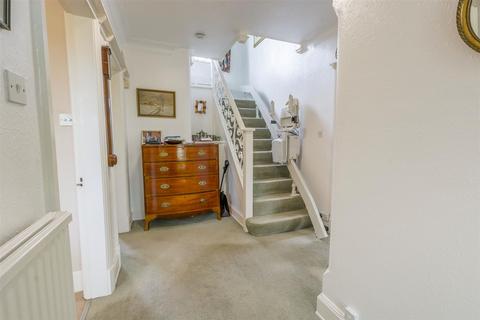 32 Wollaton Vale, Wollaton, Nottingham, NG8 2NR