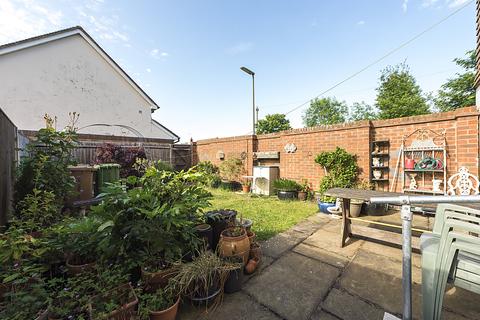 4 bedroom end of terrace house for sale - Clerics Walk, Shepperton, TW17