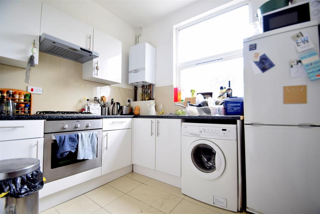 Allen Road, N16 3 bed flat £2,349 pcm (£542 pw)