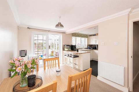 9 Oaklands Close, Chessington, KT9 1NT