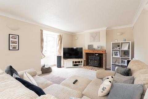 9 Oaklands Close, Chessington, KT9 1NT