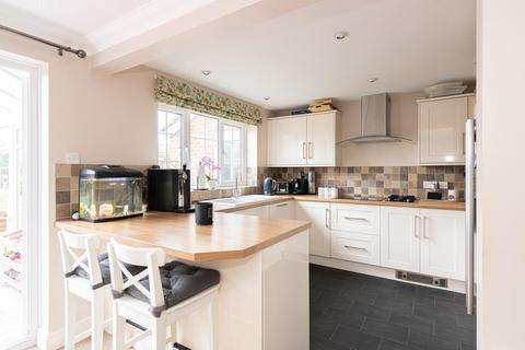 9 Oaklands Close, Chessington, KT9 1NT