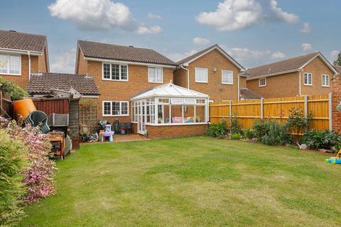 9 Oaklands Close, Chessington, KT9 1NT