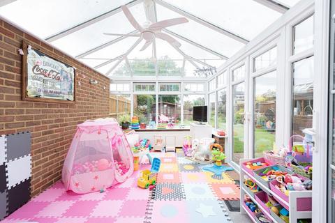 9 Oaklands Close, Chessington, KT9 1NT