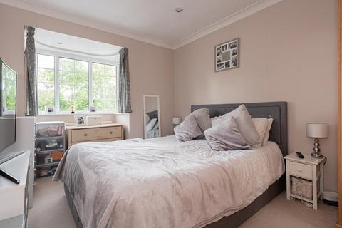 9 Oaklands Close, Chessington, KT9 1NT