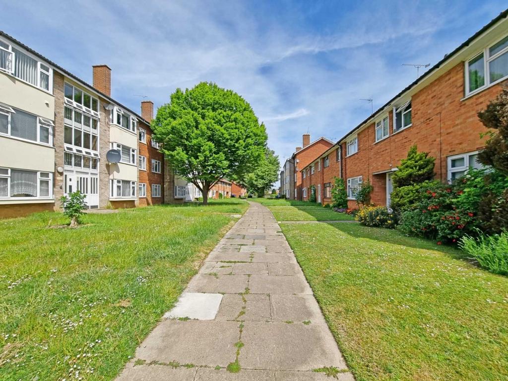 Defoe Road, Ipswich 2 bed apartment £750 pcm (£173 pw)