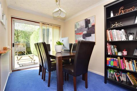 8 Buckingham Drive, East Grinstead, RH19 4RL