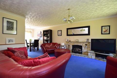 8 Buckingham Drive, East Grinstead, RH19 4RL