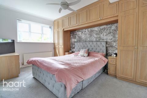 5 bedroom detached house for sale - Courtney Park Road, Basildon