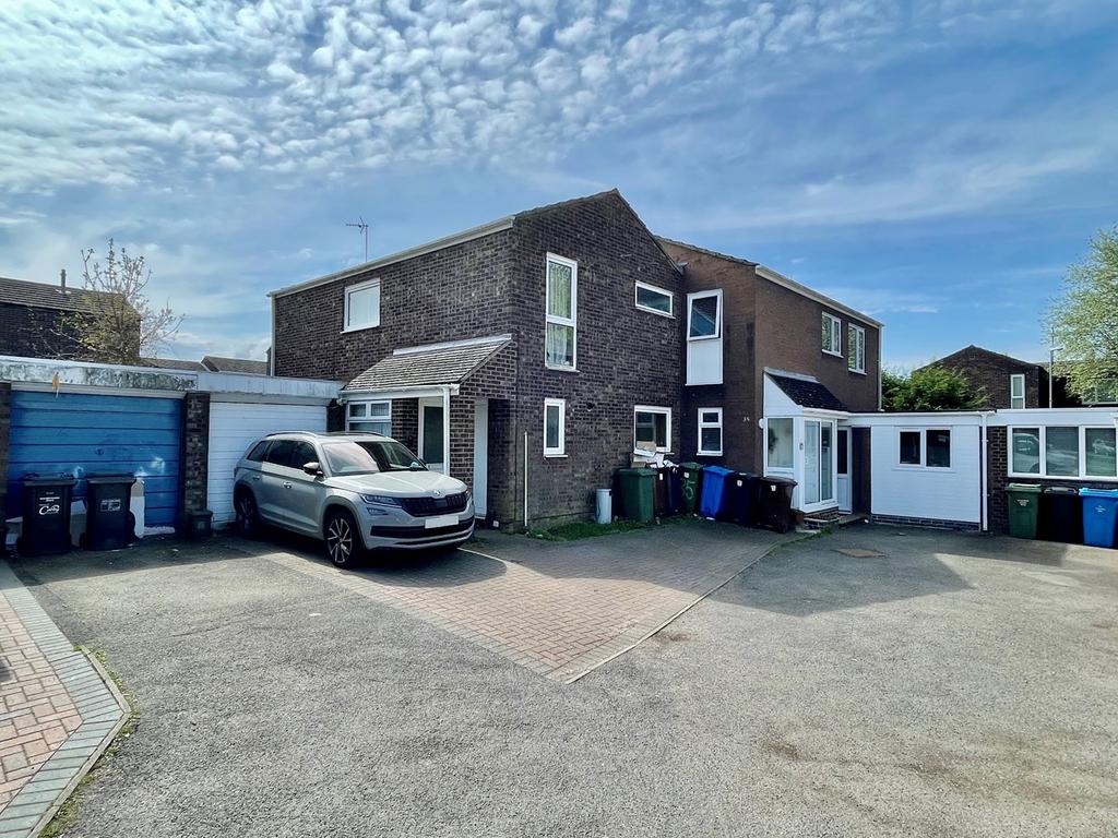 Dresden Close, Corby, NN18 3 bed semidetached house £220,000