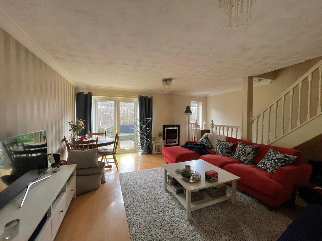 Dresden Close, Corby, NN18 3 bed semidetached house £220,000