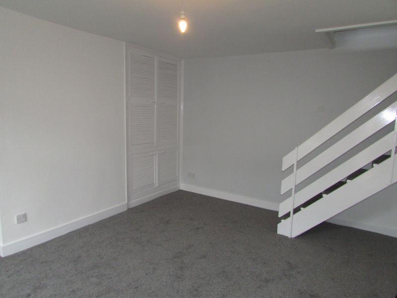 Newhey Road Milnrow. 1 bed terraced house £550 pcm (£127 pw)