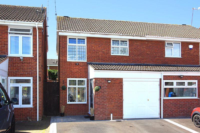 Brookside Close, WOMBOURNE 3 bed semidetached house £250,000