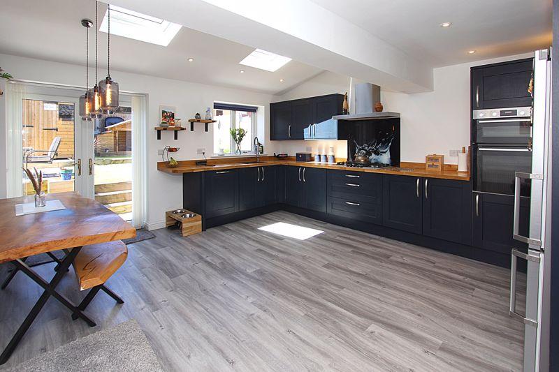 Brookside Close, WOMBOURNE 3 bed semidetached house £250,000