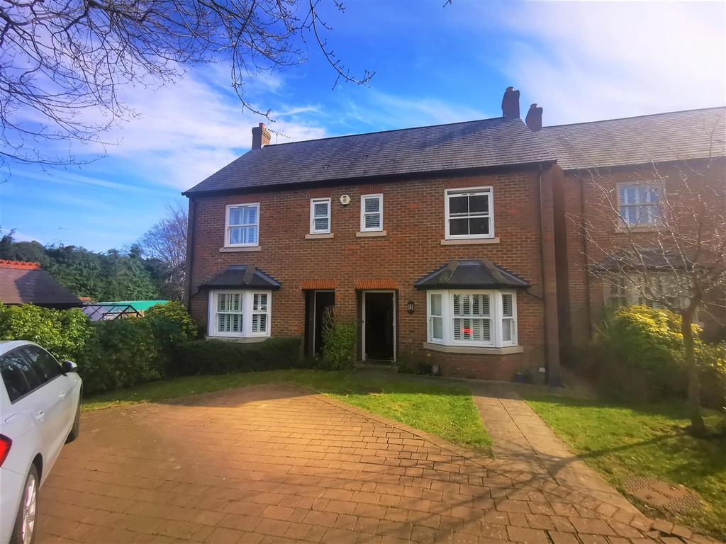 Cravells Road, Harpenden 3 bed detached house £3,000 pcm (£692 pw)