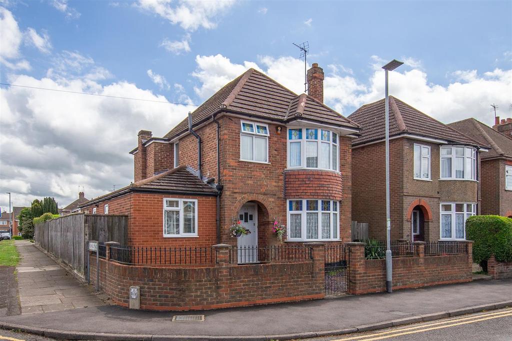 Borough Road, Dunstable, Bedfordshire 3 bed detached house £550,000