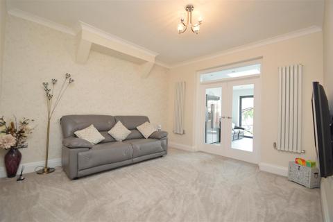 3 bedroom terraced house for sale - Castleview Gardens, Ilford