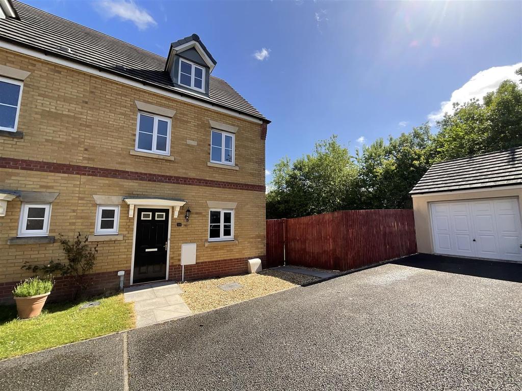 Ffordd Y Glowyr, Betws, Ammanford 3 bed townhouse £750 pcm (£173 pw)