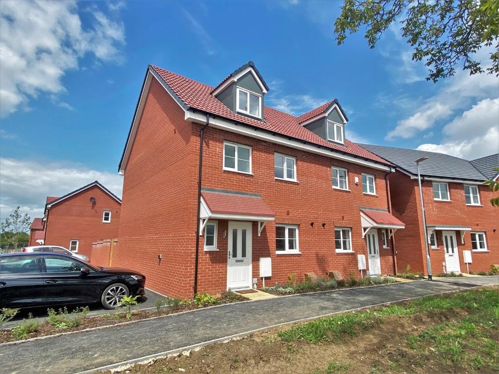 Odiham Close, Kingsway, Quedgeley... 4 bed townhouse £1,550 pcm (£358 pw)