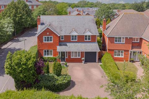 5 bedroom detached house for sale - Cavell Way, Epsom