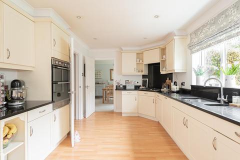 5 bedroom detached house for sale - Cavell Way, Epsom