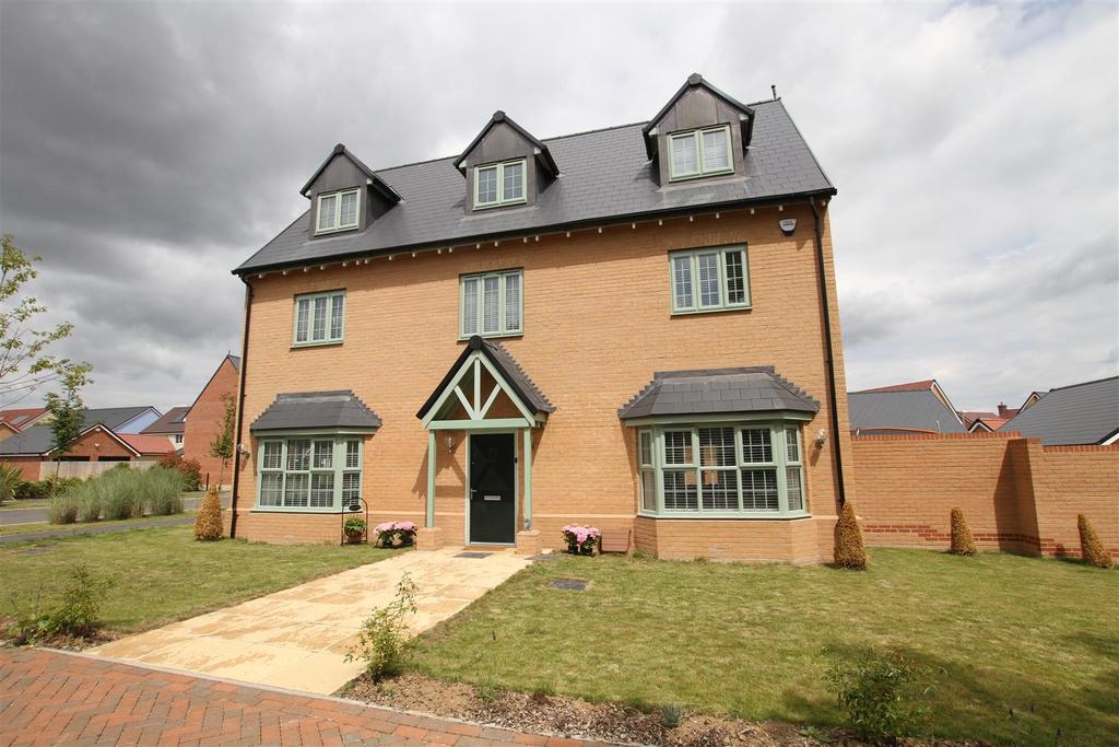 Elizabeth Gardens, Rochford 5 bed detached house £800,000