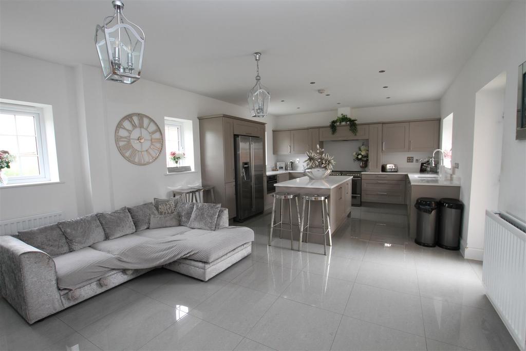 Elizabeth Gardens, Rochford 5 bed detached house £800,000