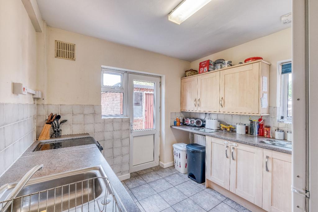 Poplar Road, Batchley, Redditch B97 6PA 2 bed ground floor flat £150,000