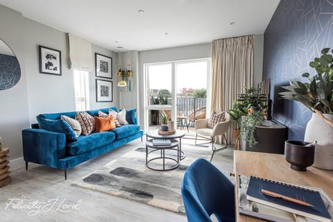 3 bedroom apartment for sale - Amersham Vale, London, SE14