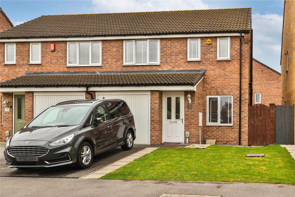 Stable Way, Kingswood, Hull, HU7 3 bed semidetached house £190,000