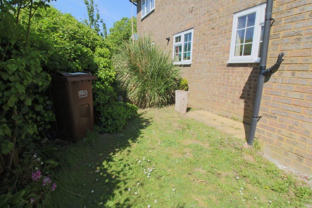 Heron Ridge, Polegate BN26 1 bed terraced house £895 pcm (£207 pw)