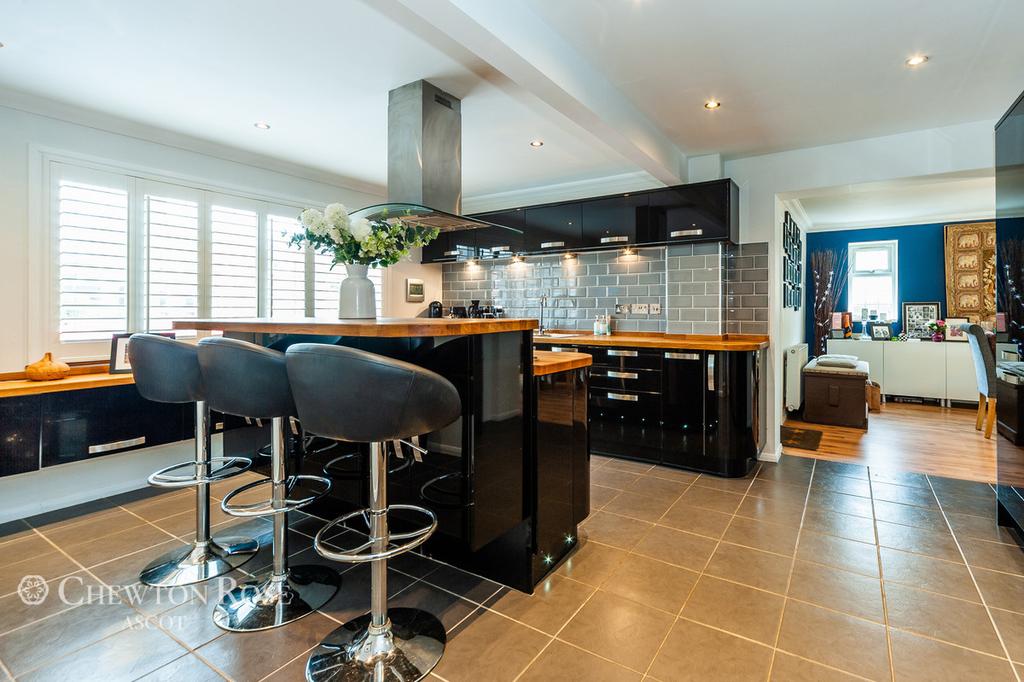 Sutherland Chase, ASCOT 4 bed detached house £850,000
