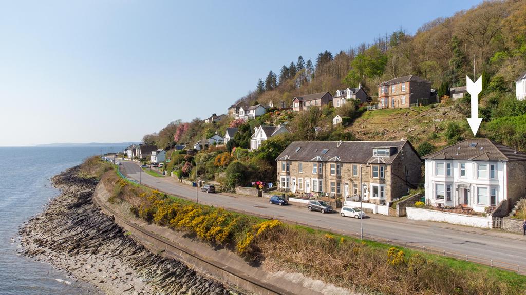 Shore Road, Dunoon, Argyll, PA23 2 bed flat £120,000