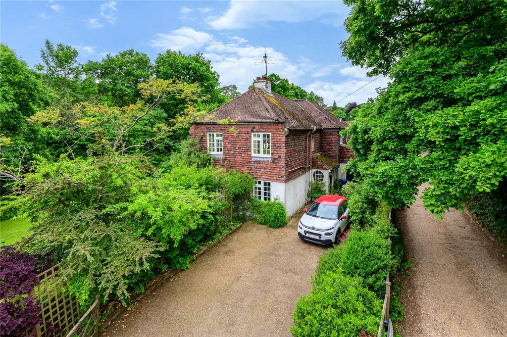 Sandrock Hill Road, Wrecclesham, Farnham, Surrey, GU10 5 bed detached