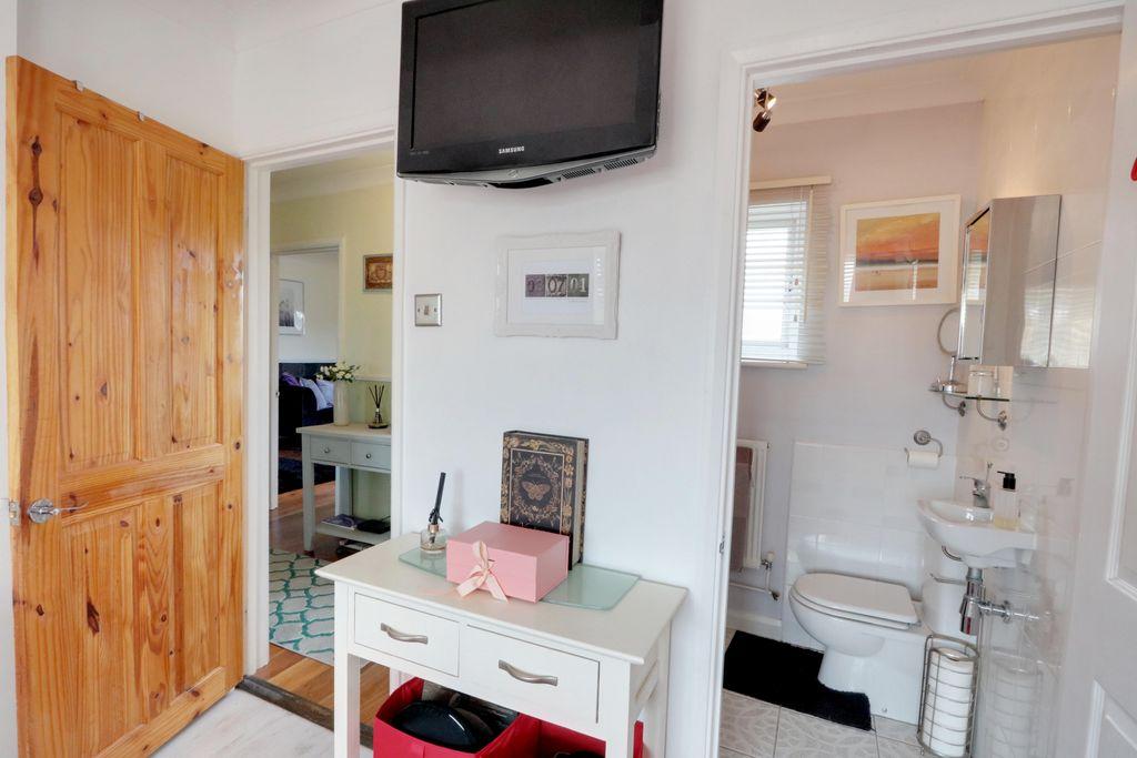 Ensuite to Bed 1