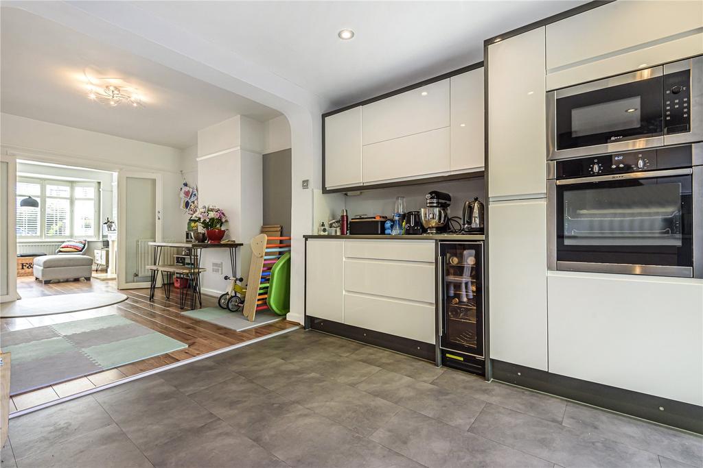 Cottimore Avenue, WaltonOnThames, KT12 4 bed house £2,700 pcm (£623 pw)