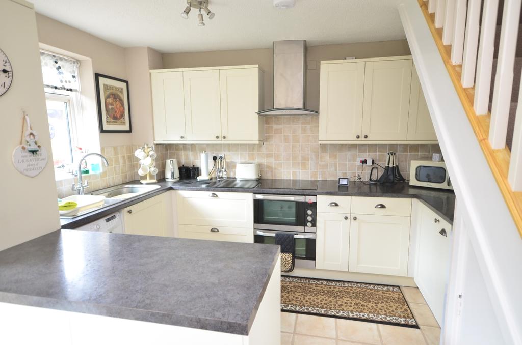 St. Johns Way Rochester ME1 3 bed semidetached house £1,300 pcm (£