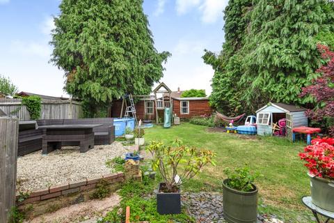 69 Guildford Road, West End, Woking, GU24 9HJ