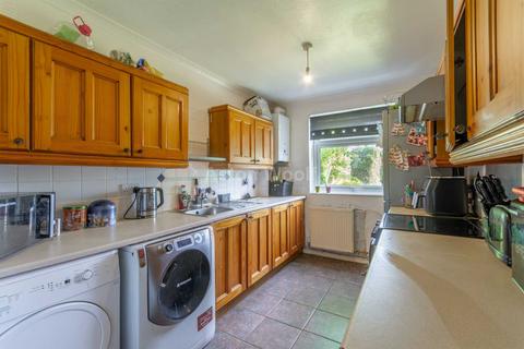 3 bedroom semi-detached house to rent, Helston Drive Nottingham